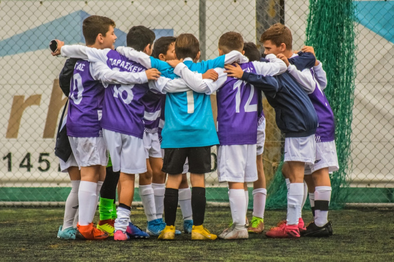 Equipo de fútbol celebrando en el campo